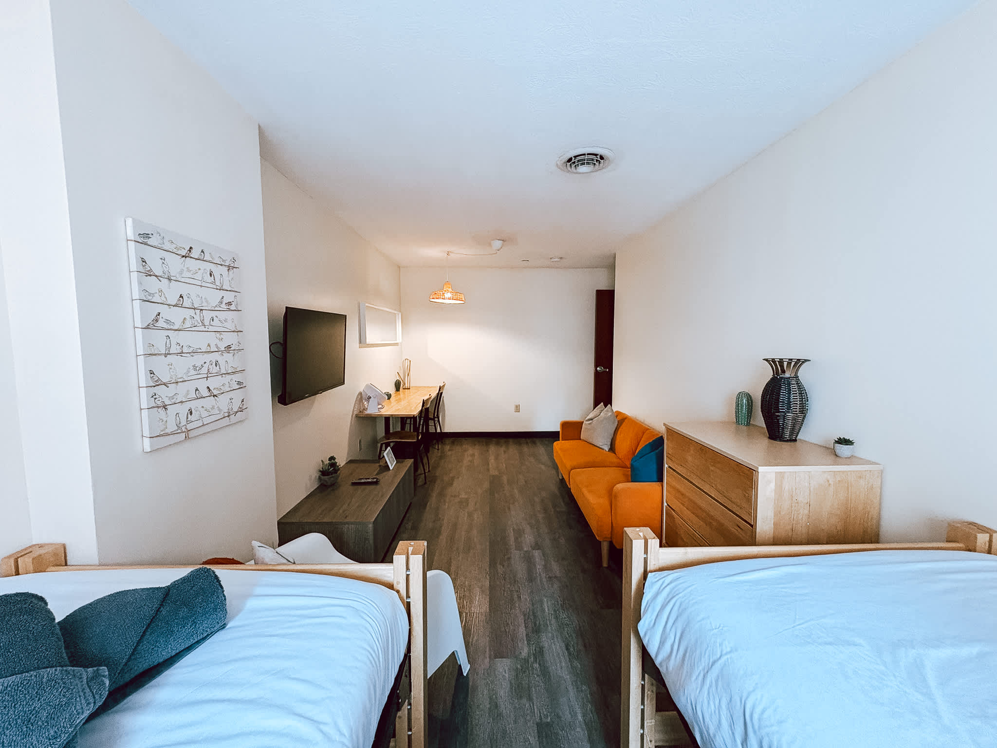 Modern 1BR Downtown Apartment | Sofa Bed + 2 Singles