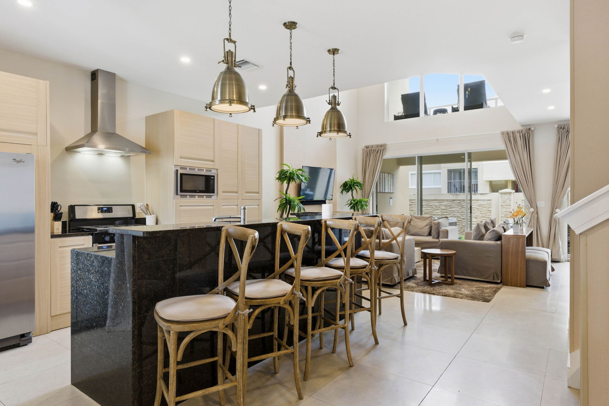 Upscale 3BR suites, Patio with BBQ & Jacuzzi