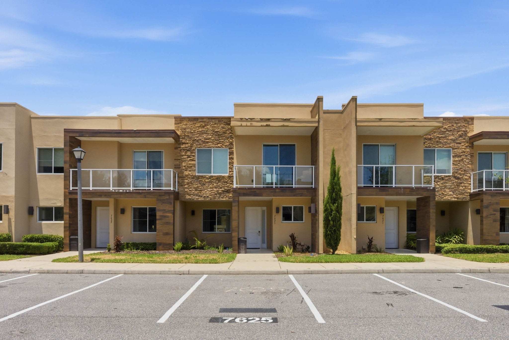 Upscale 3BR suites, Patio with BBQ & Jacuzzi