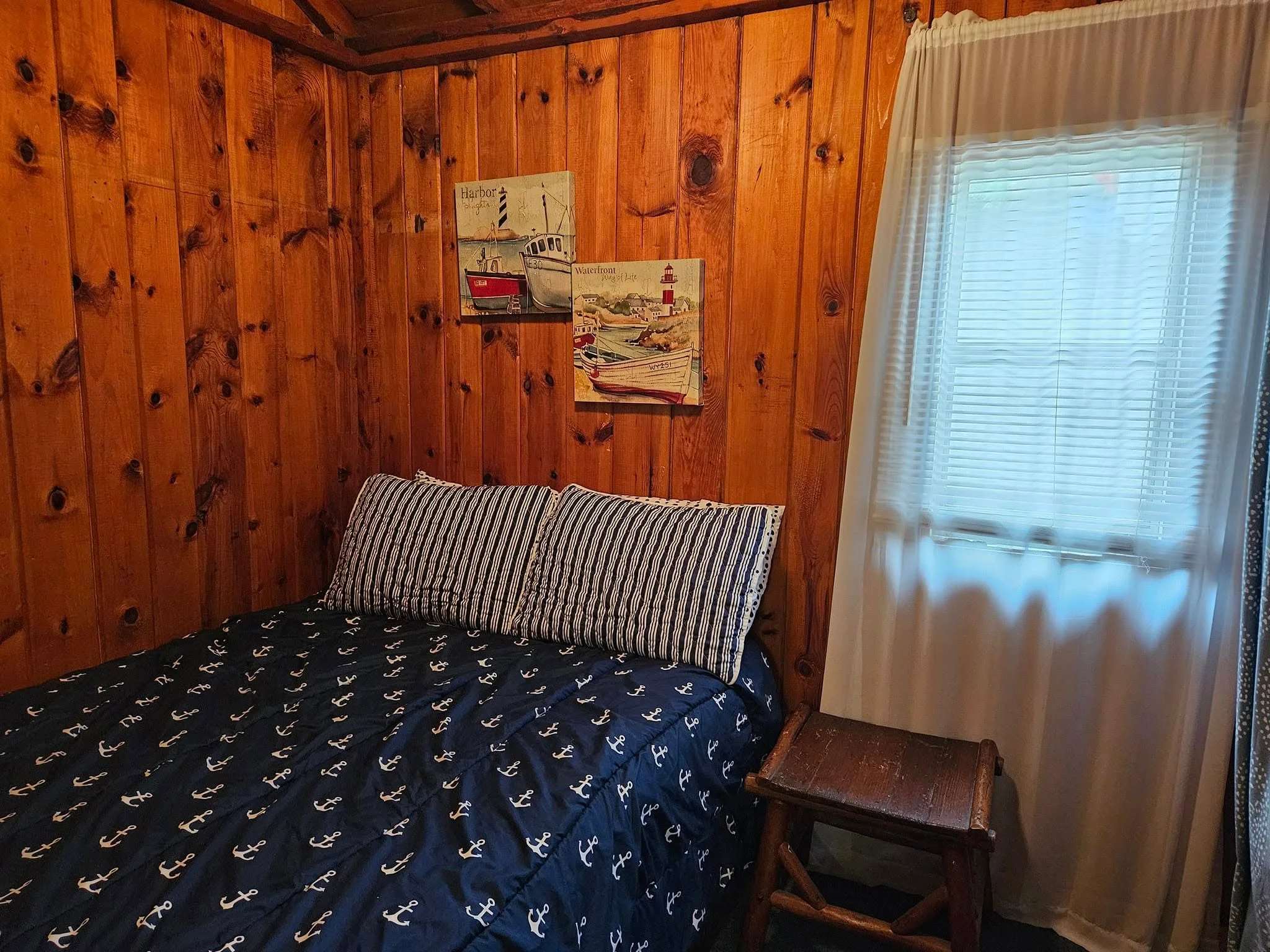 Cozy Lakeside Hideaway