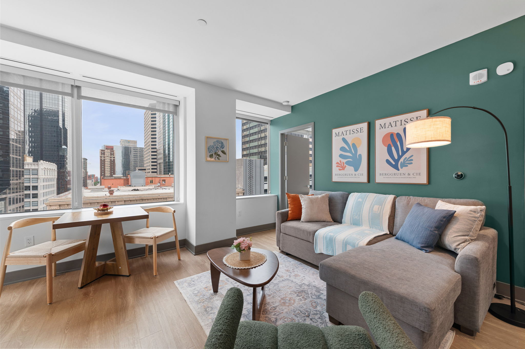 Central Flat: Pool | Gym | Free Parking | Downtown
