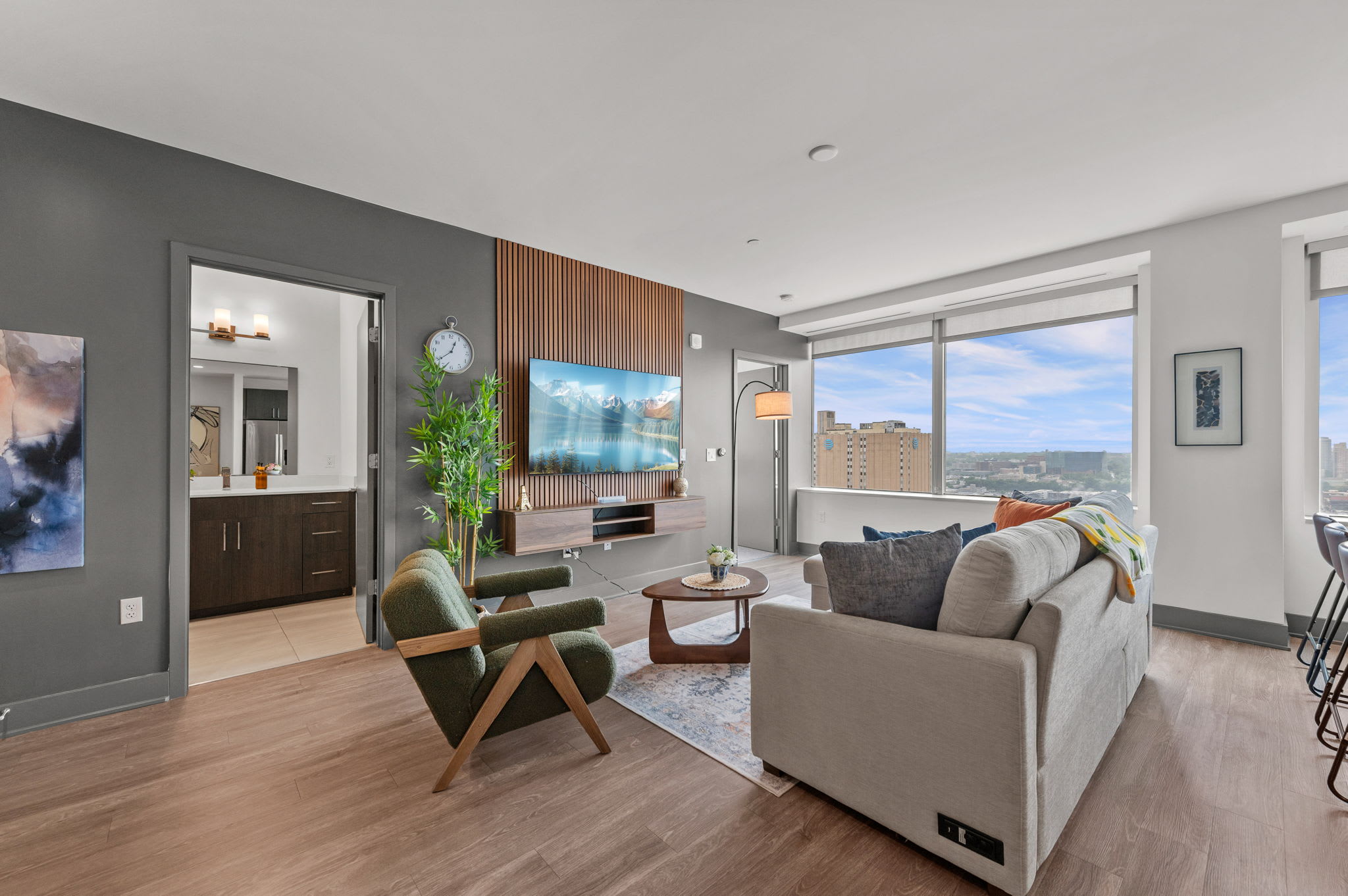 Penthouse SkySuite • Pool/Gym/Free Park • Downtown