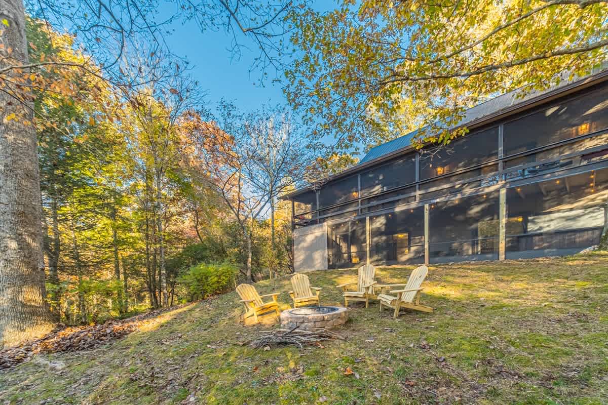 CREEK FRONT RETREAT | GAME ROOM | HOT TUB |