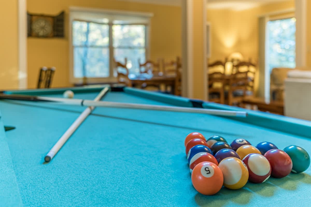 CREEK FRONT RETREAT | GAME ROOM | HOT TUB |