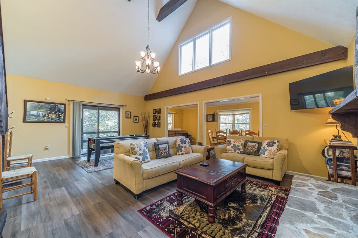 CREEK FRONT RETREAT | GAME ROOM | HOT TUB |
