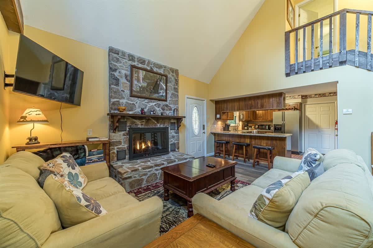 CREEK FRONT RETREAT | GAME ROOM | HOT TUB |
