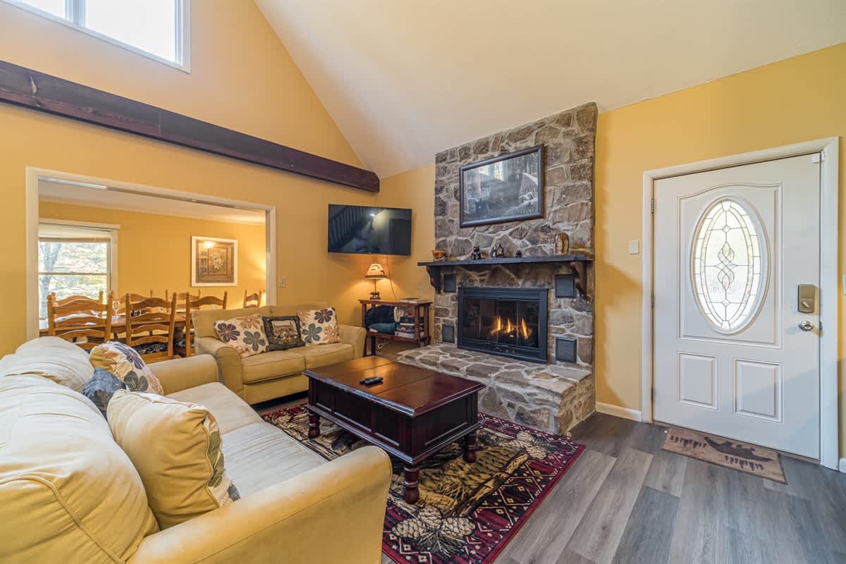 CREEK FRONT RETREAT | GAME ROOM | HOT TUB |