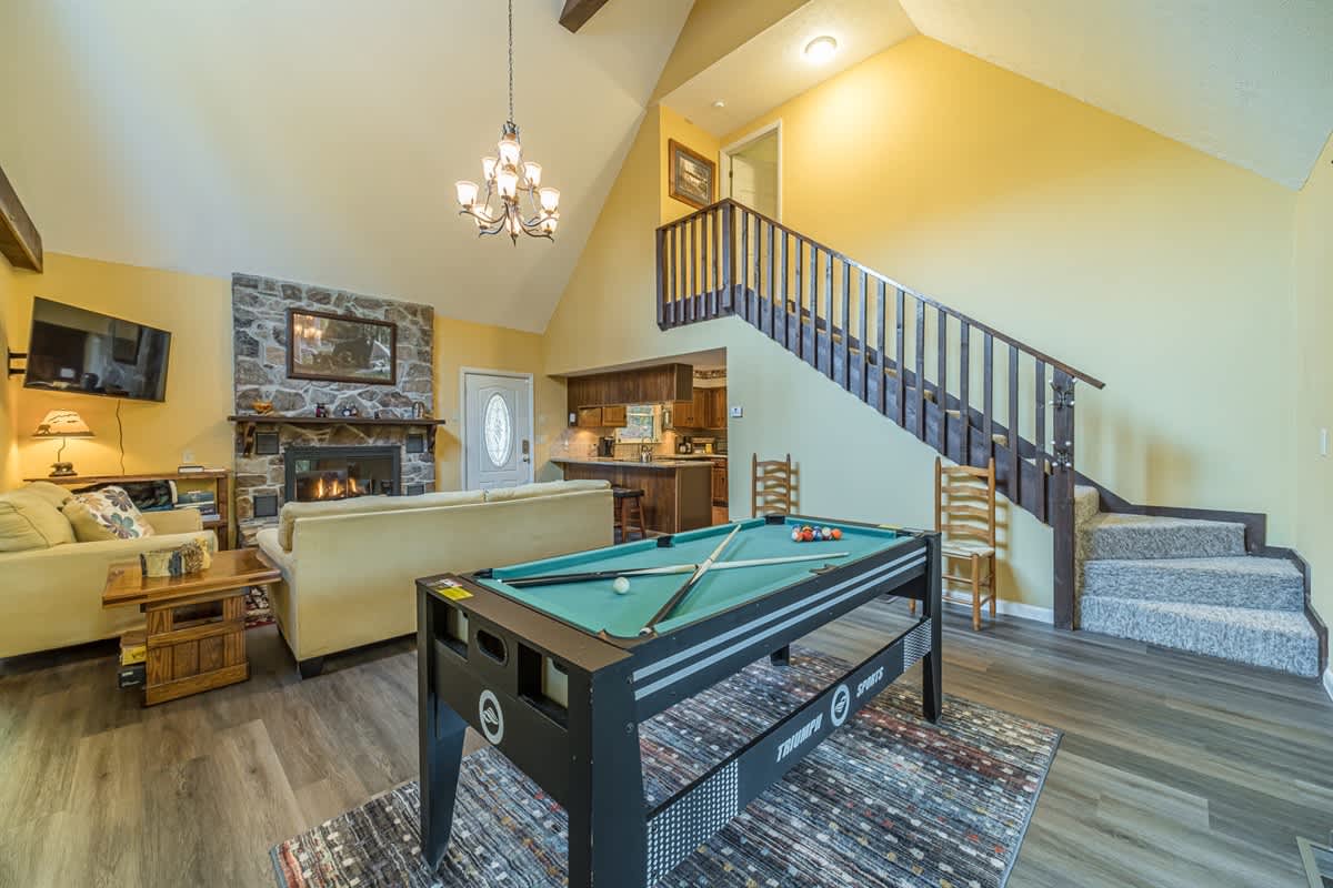 CREEK FRONT RETREAT | GAME ROOM | HOT TUB |