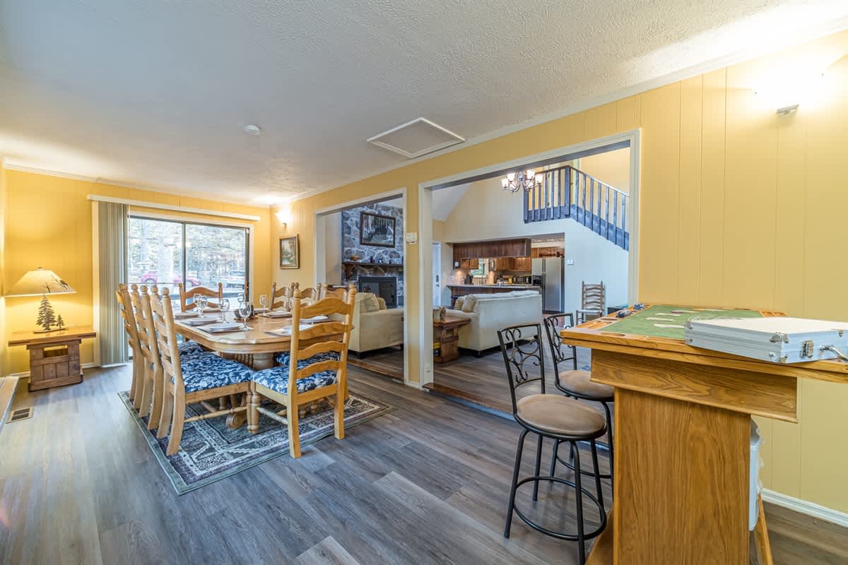 CREEK FRONT RETREAT | GAME ROOM | HOT TUB |