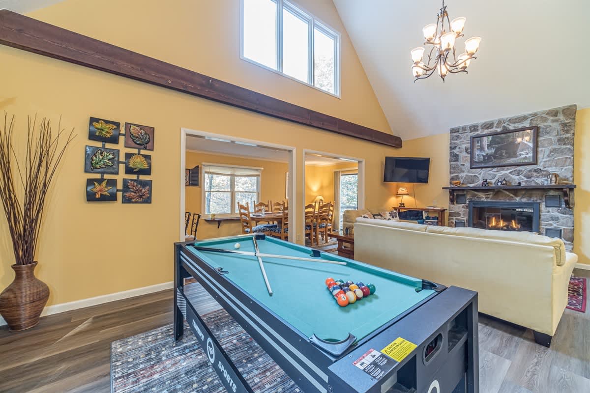 CREEK FRONT RETREAT | GAME ROOM | HOT TUB |