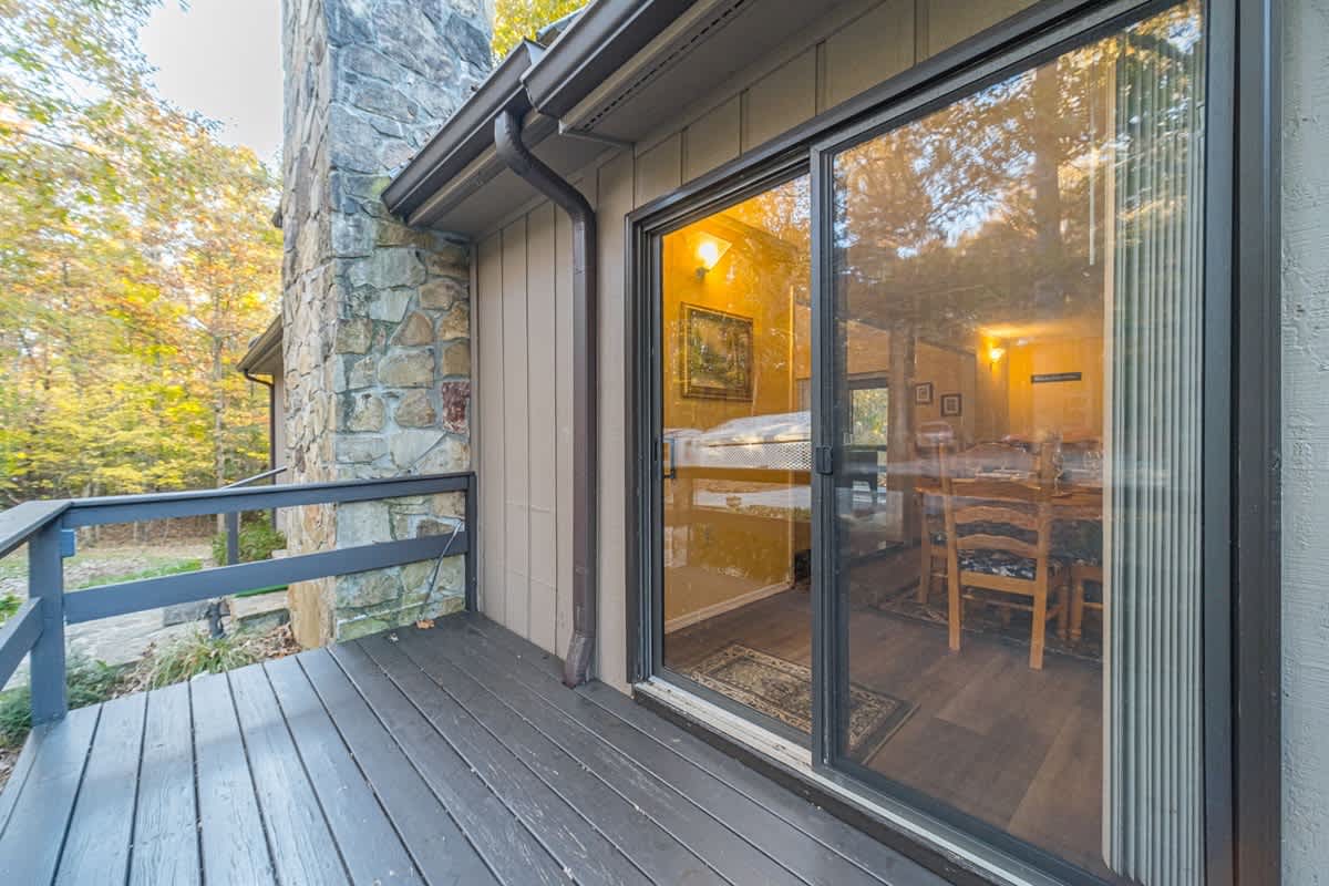 CREEK FRONT RETREAT | GAME ROOM | HOT TUB |