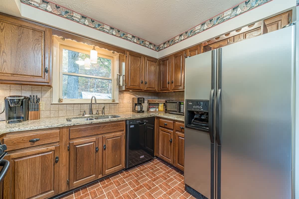 CREEK FRONT RETREAT | GAME ROOM | HOT TUB |
