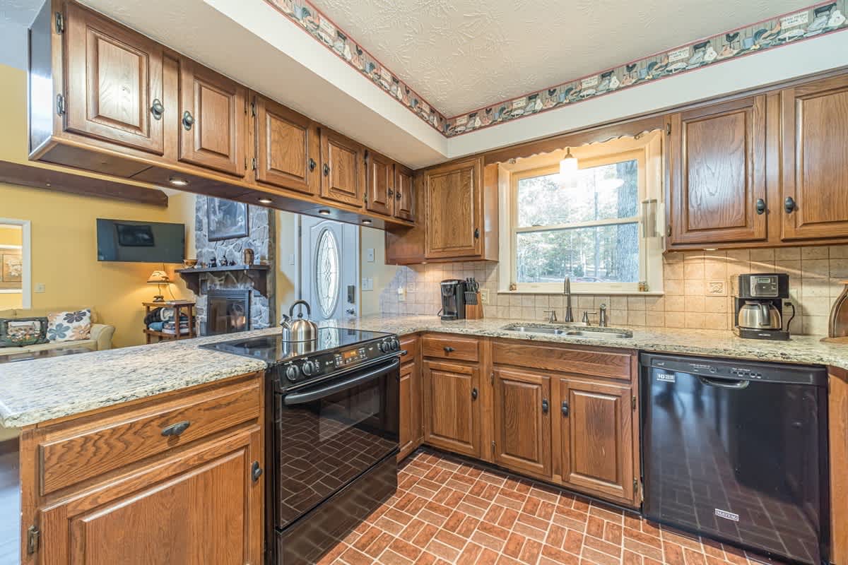 CREEK FRONT RETREAT | GAME ROOM | HOT TUB |