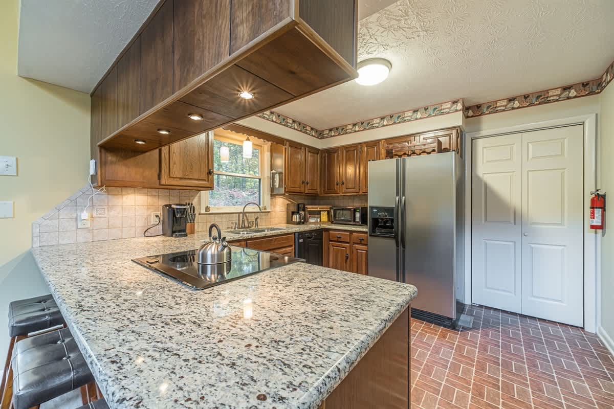 CREEK FRONT RETREAT | GAME ROOM | HOT TUB |