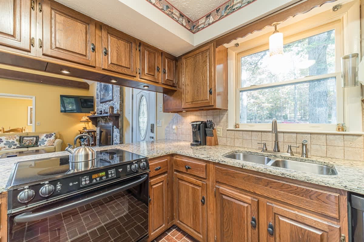 CREEK FRONT RETREAT | GAME ROOM | HOT TUB |