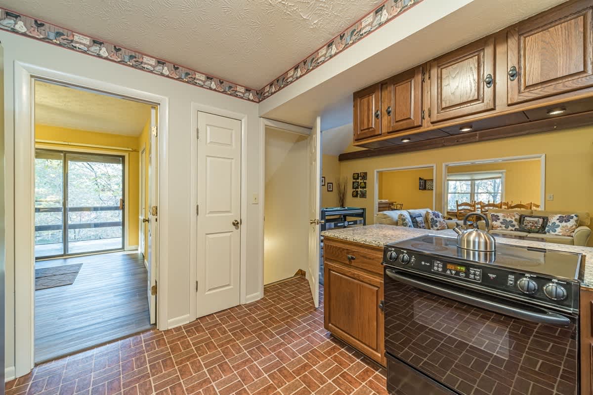 CREEK FRONT RETREAT | GAME ROOM | HOT TUB |