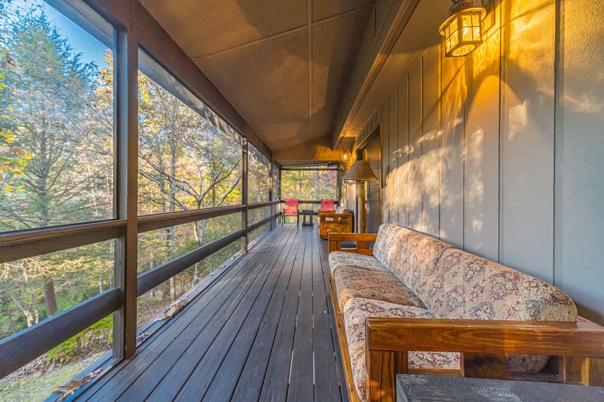 CREEK FRONT RETREAT | GAME ROOM | HOT TUB |