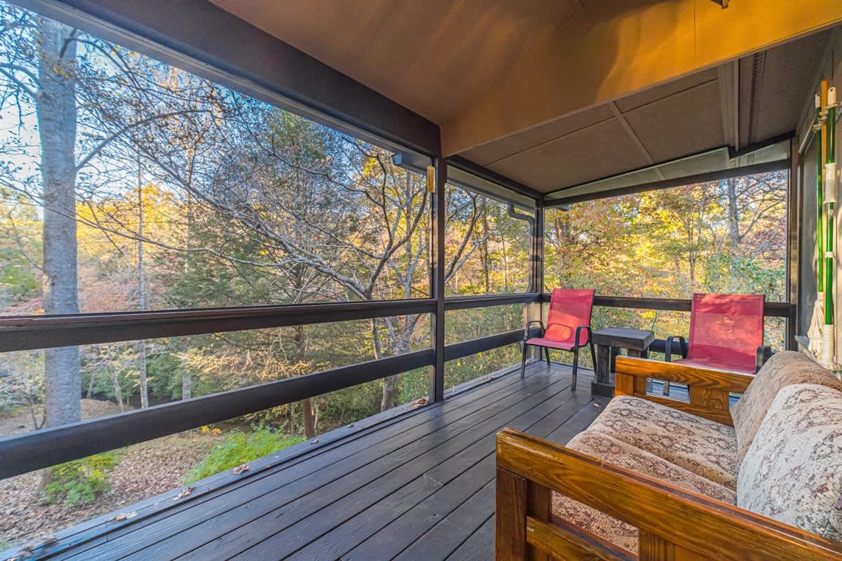CREEK FRONT RETREAT | GAME ROOM | HOT TUB |