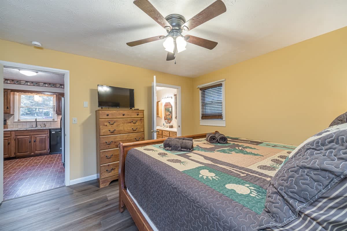 CREEK FRONT RETREAT | GAME ROOM | HOT TUB |