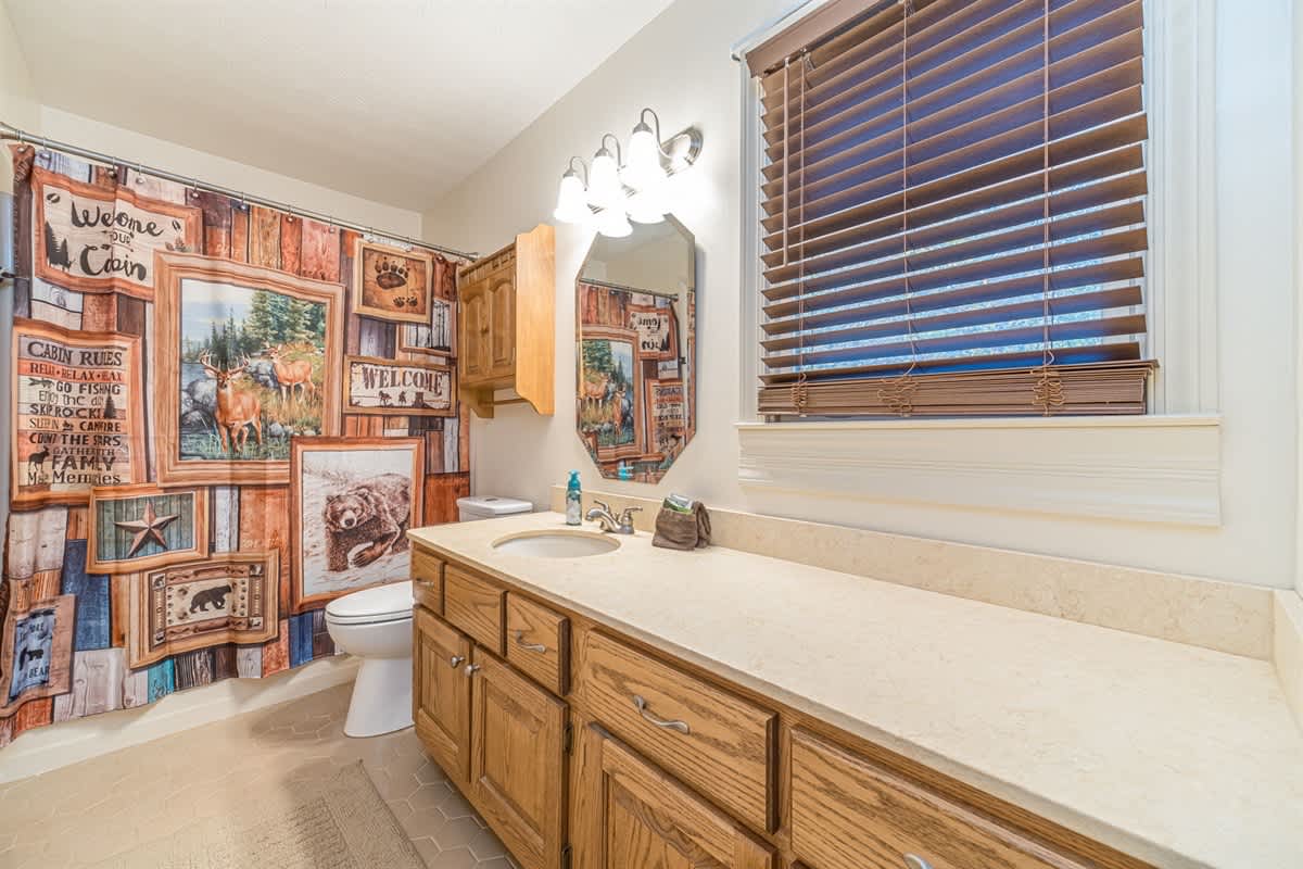 CREEK FRONT RETREAT | GAME ROOM | HOT TUB |