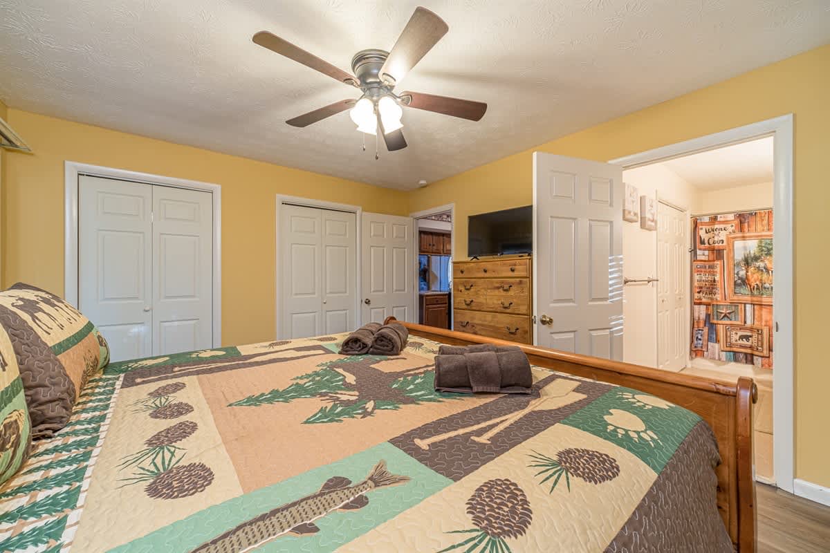 CREEK FRONT RETREAT | GAME ROOM | HOT TUB |