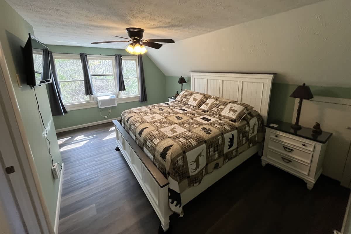 CREEK FRONT RETREAT | GAME ROOM | HOT TUB |