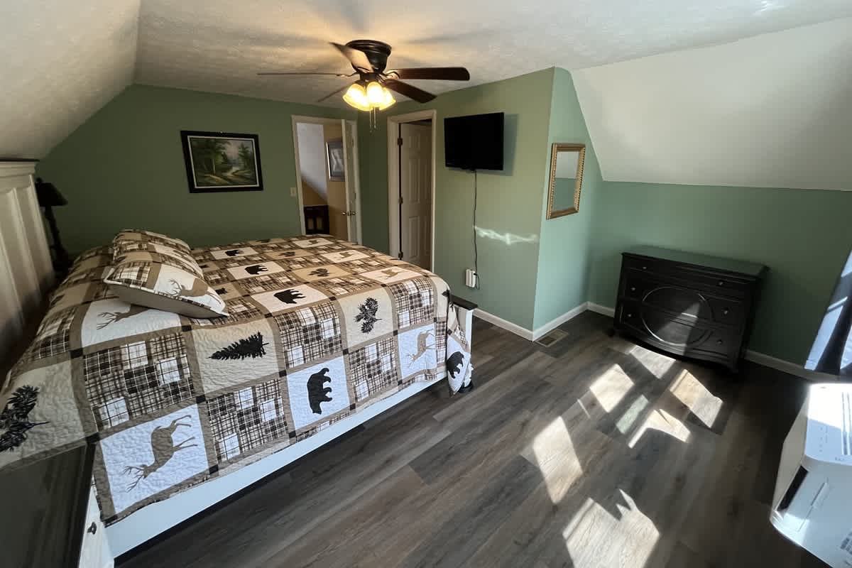 CREEK FRONT RETREAT | GAME ROOM | HOT TUB |