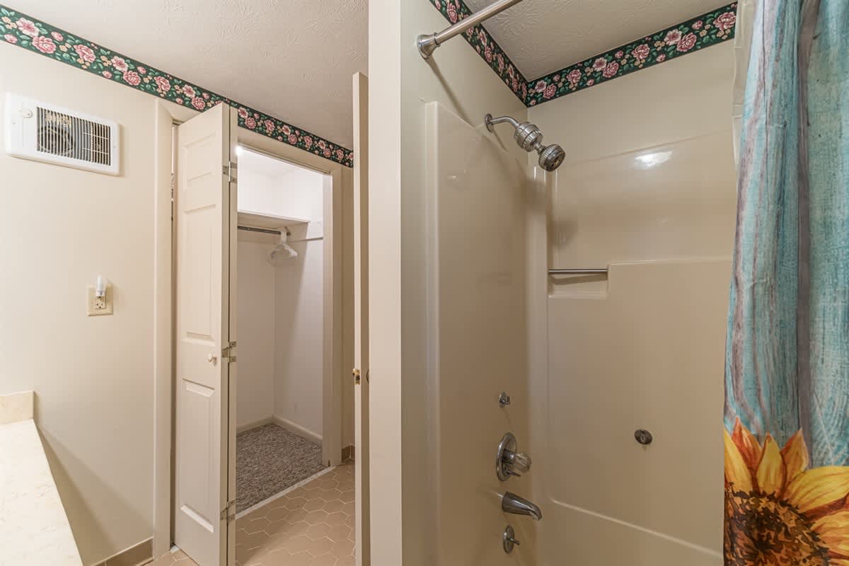 CREEK FRONT RETREAT | GAME ROOM | HOT TUB |