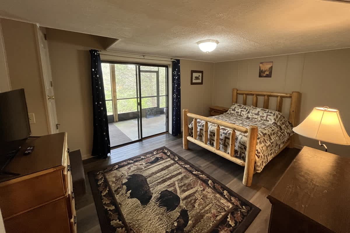CREEK FRONT RETREAT | GAME ROOM | HOT TUB |