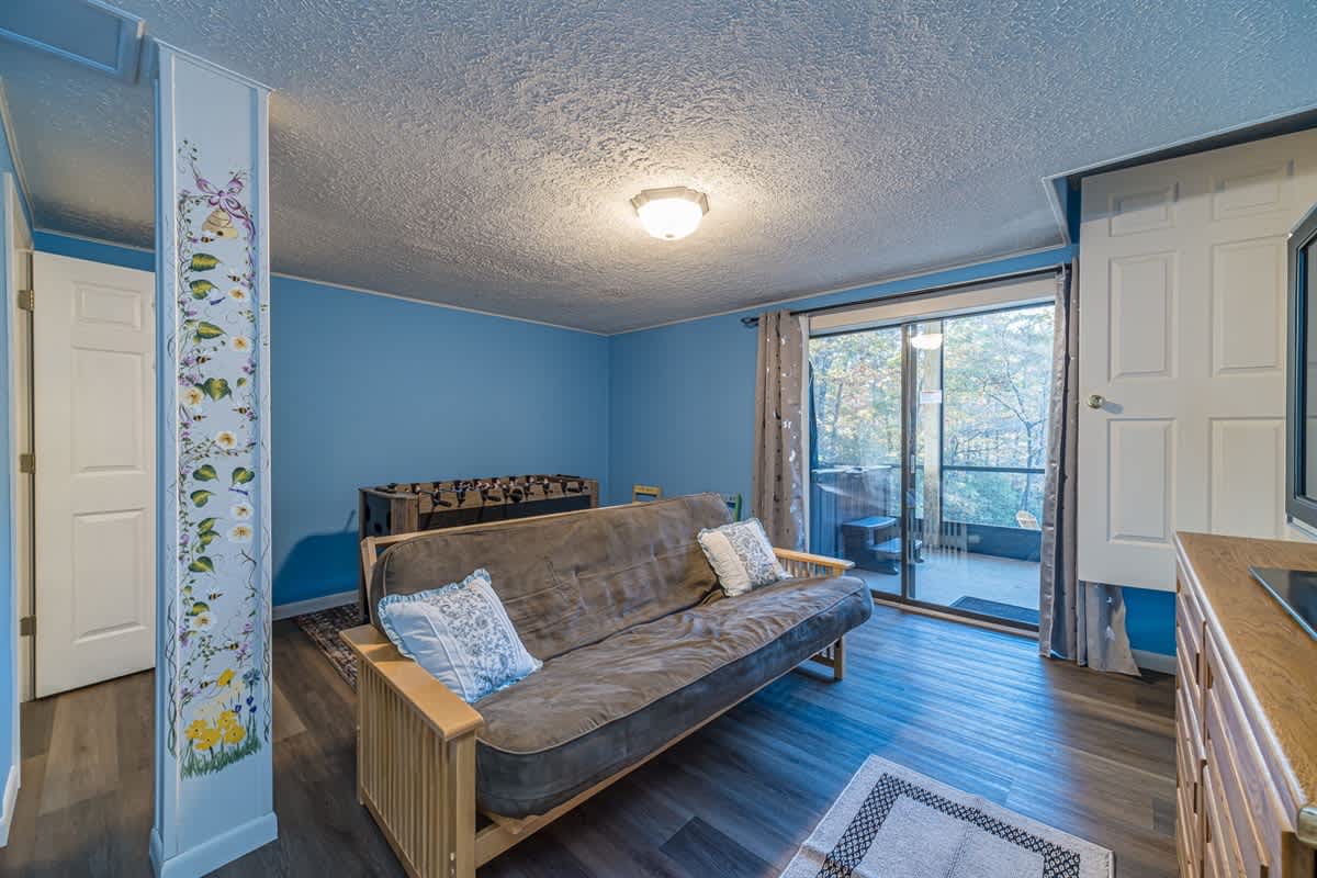 CREEK FRONT RETREAT | GAME ROOM | HOT TUB |