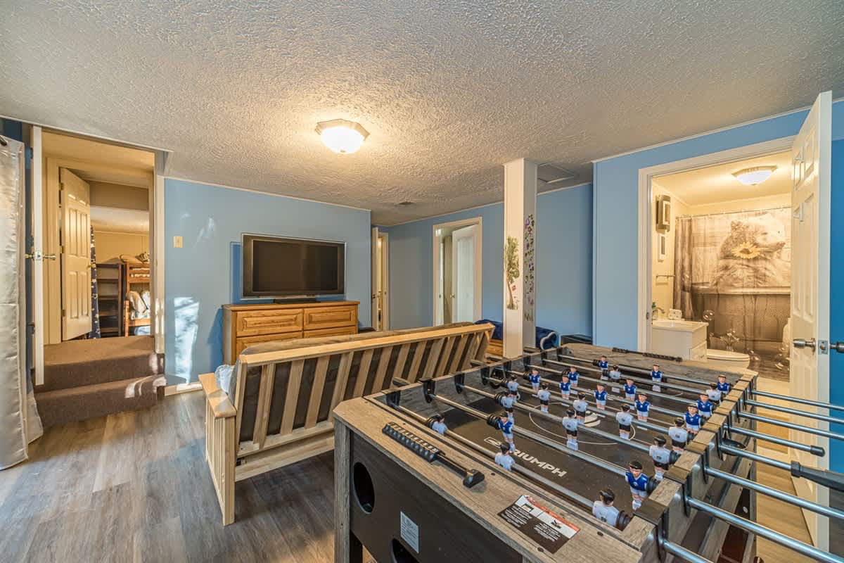 CREEK FRONT RETREAT | GAME ROOM | HOT TUB |