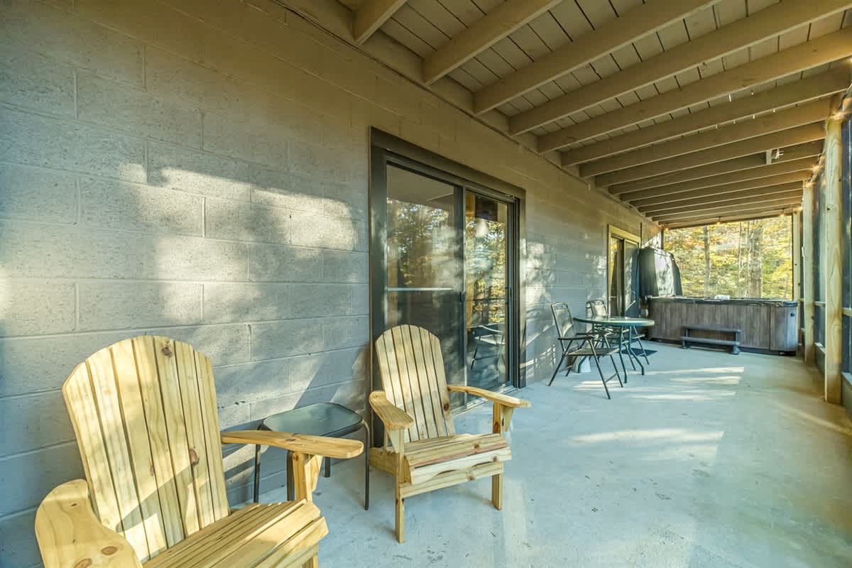 CREEK FRONT RETREAT | GAME ROOM | HOT TUB |