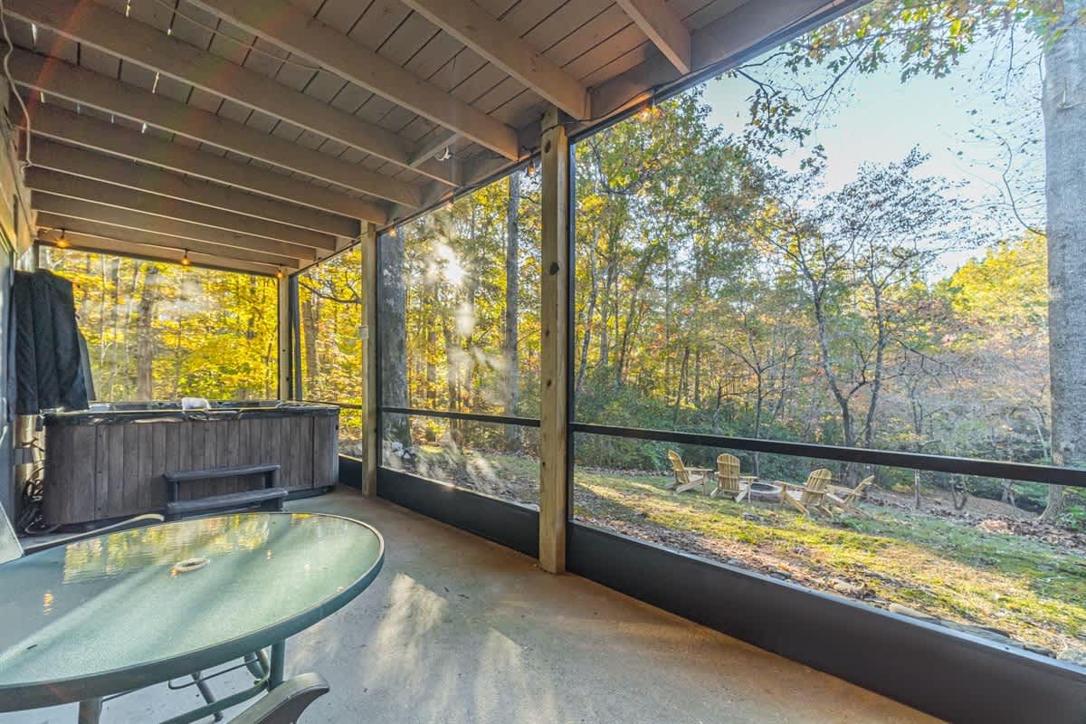 CREEK FRONT RETREAT | GAME ROOM | HOT TUB |