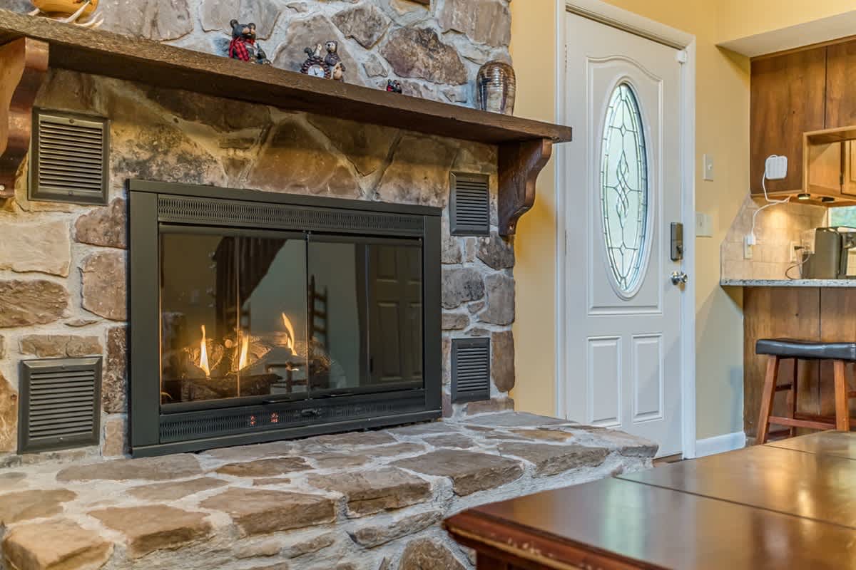 CREEK FRONT RETREAT | GAME ROOM | HOT TUB |