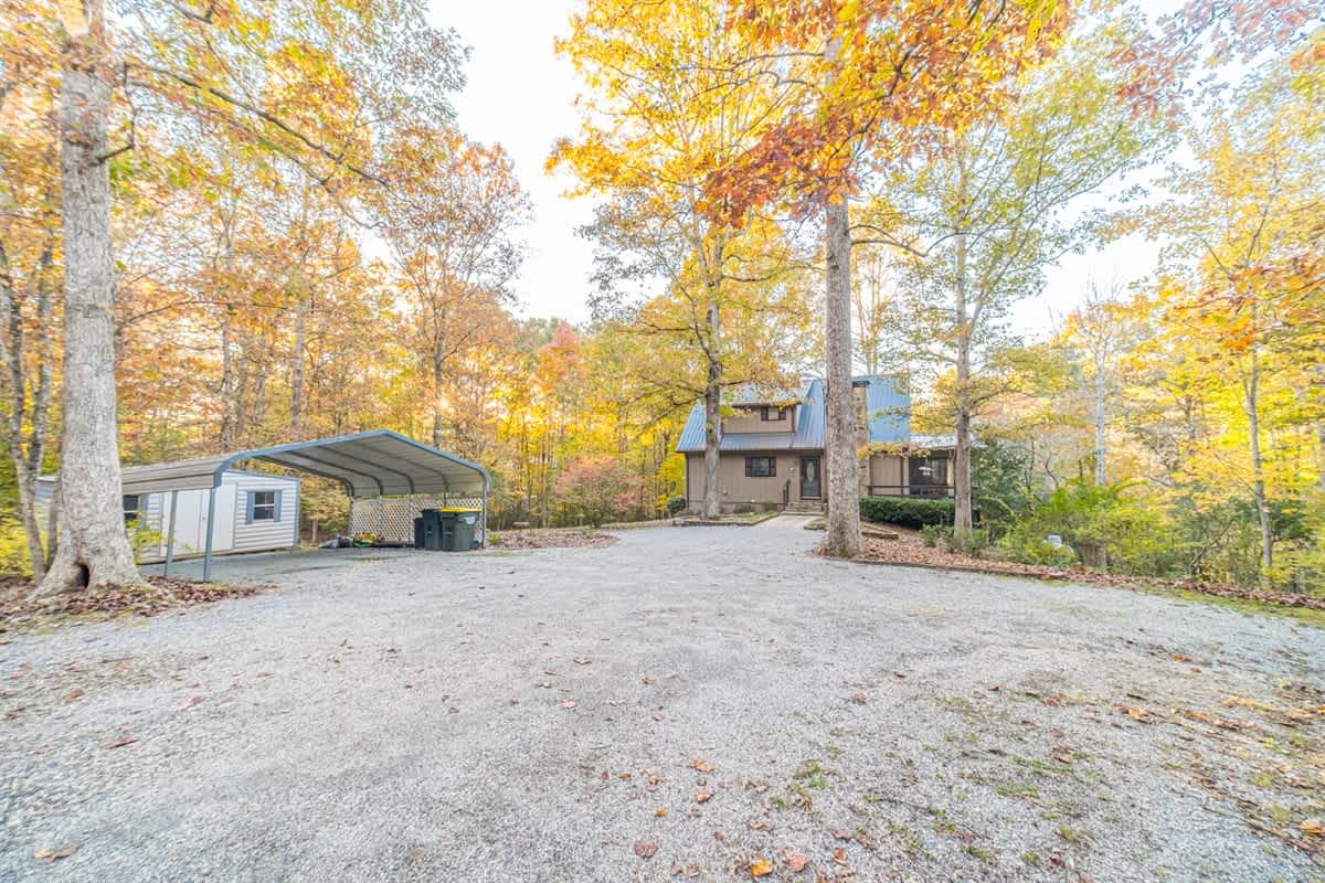 CREEK FRONT RETREAT | GAME ROOM | HOT TUB |
