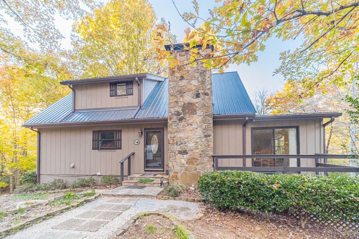 CREEK FRONT RETREAT | GAME ROOM | HOT TUB |