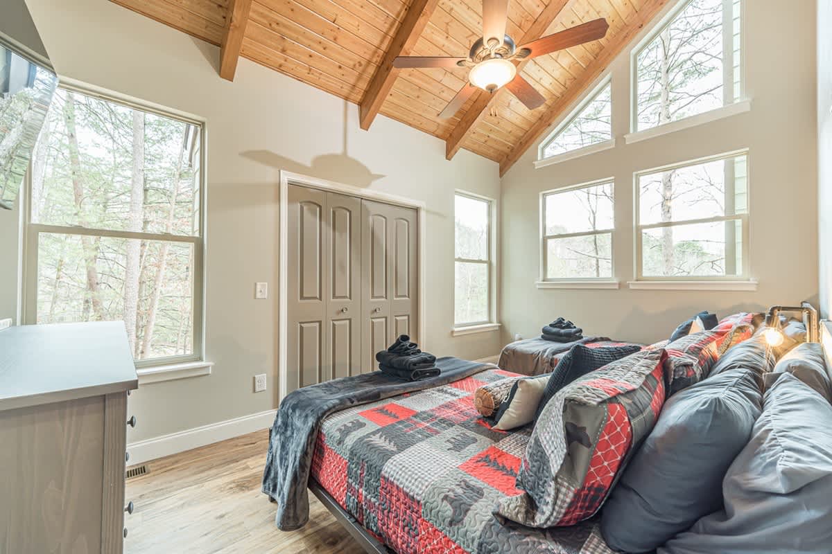 BEAR NAKED l LUXURY CABIN | SAUNA | HOT TUB |