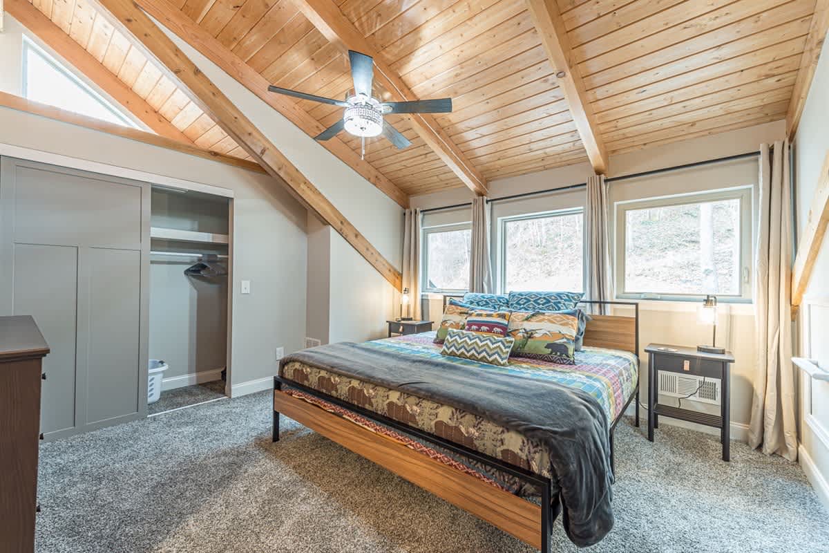 BEAR NAKED l LUXURY CABIN | SAUNA | HOT TUB |