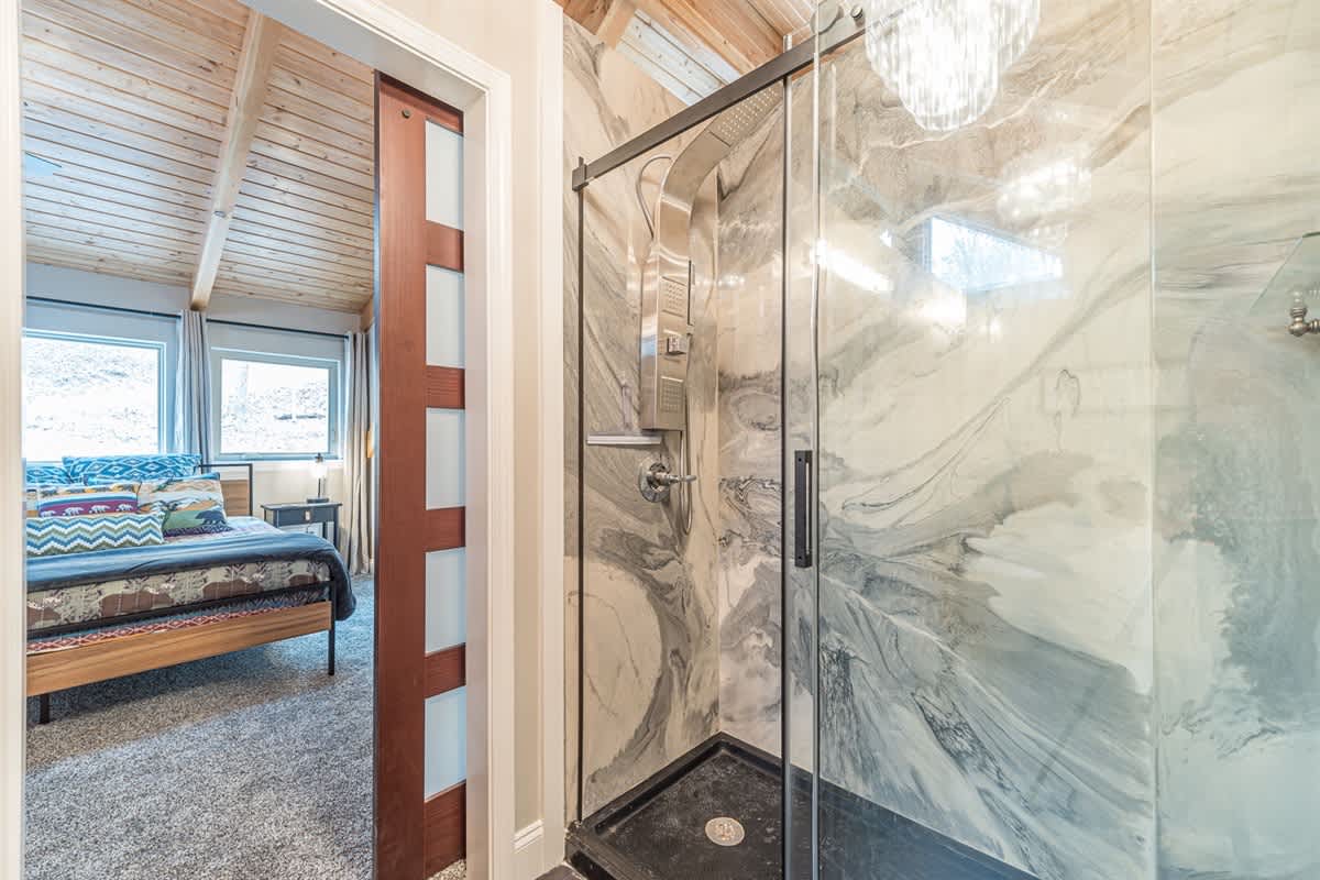 BEAR NAKED l LUXURY CABIN | SAUNA | HOT TUB |