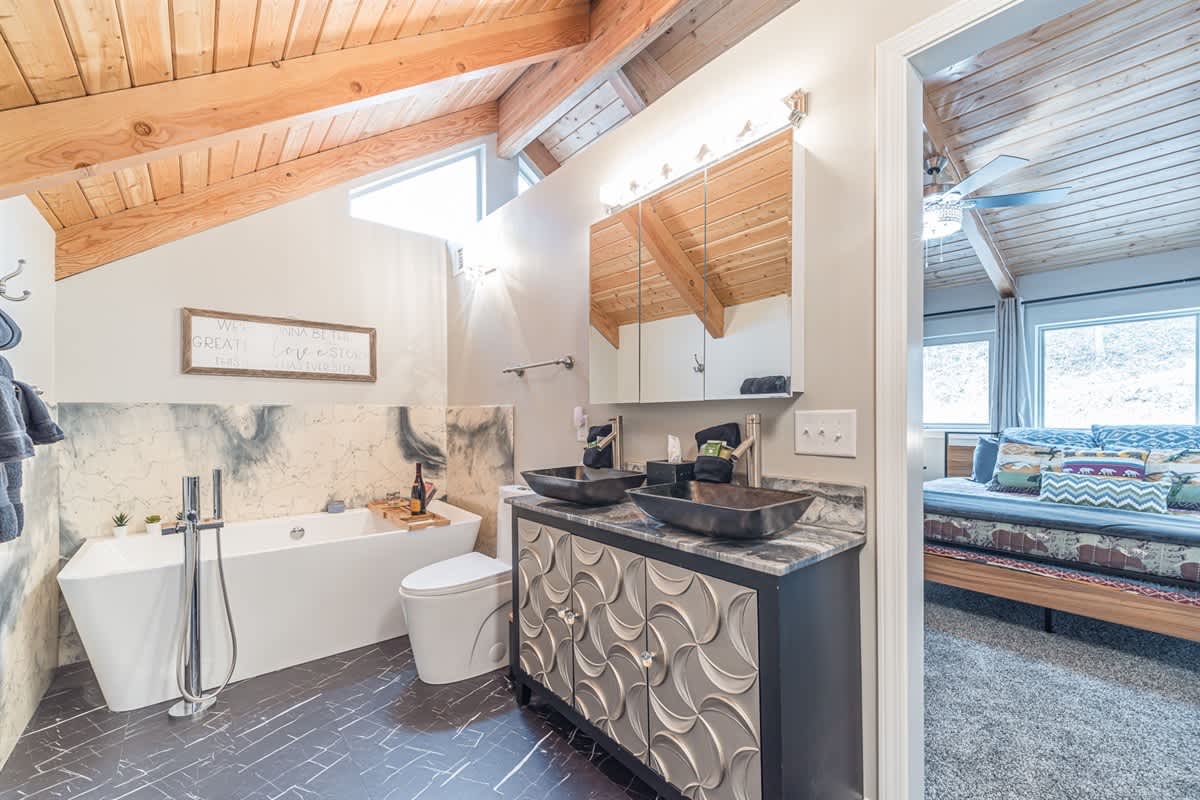 BEAR NAKED l LUXURY CABIN | SAUNA | HOT TUB |