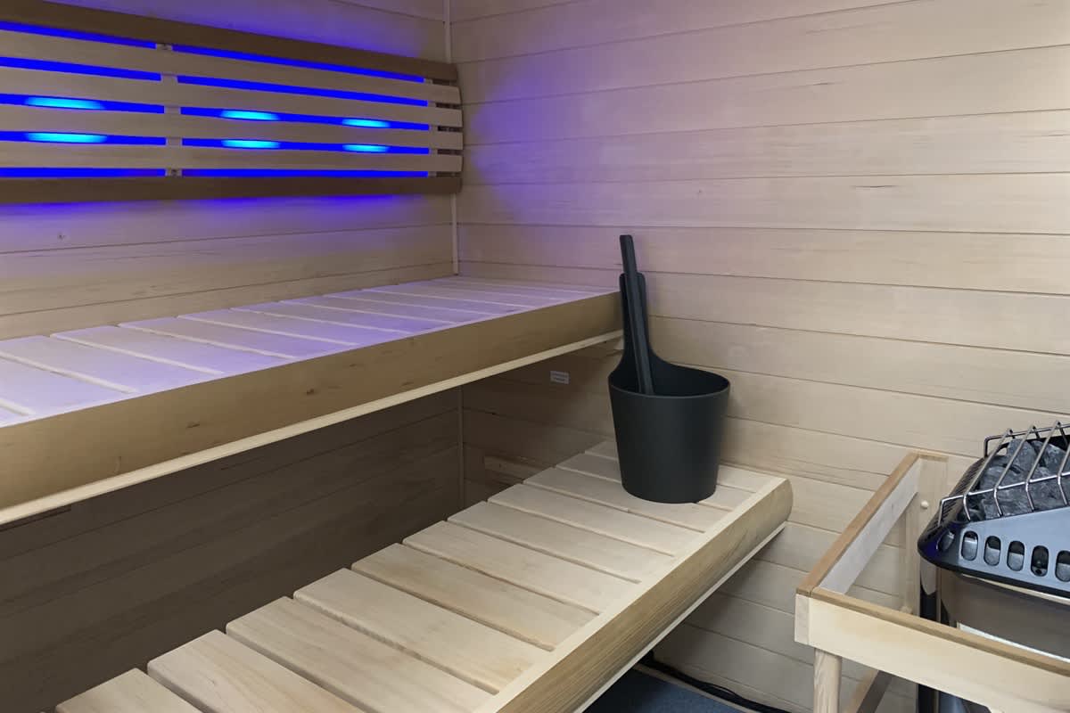 BEAR NAKED l LUXURY CABIN | SAUNA | HOT TUB |