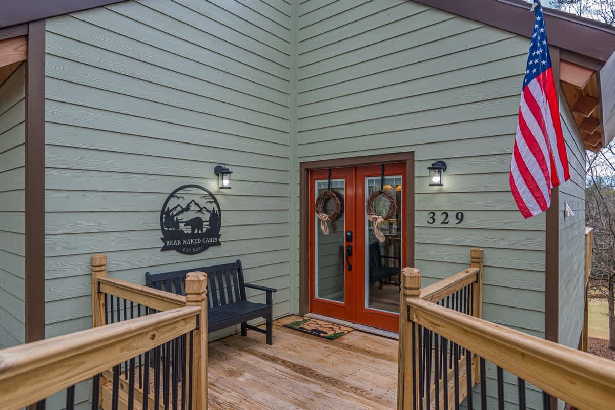 BEAR NAKED l LUXURY CABIN | SAUNA | HOT TUB |
