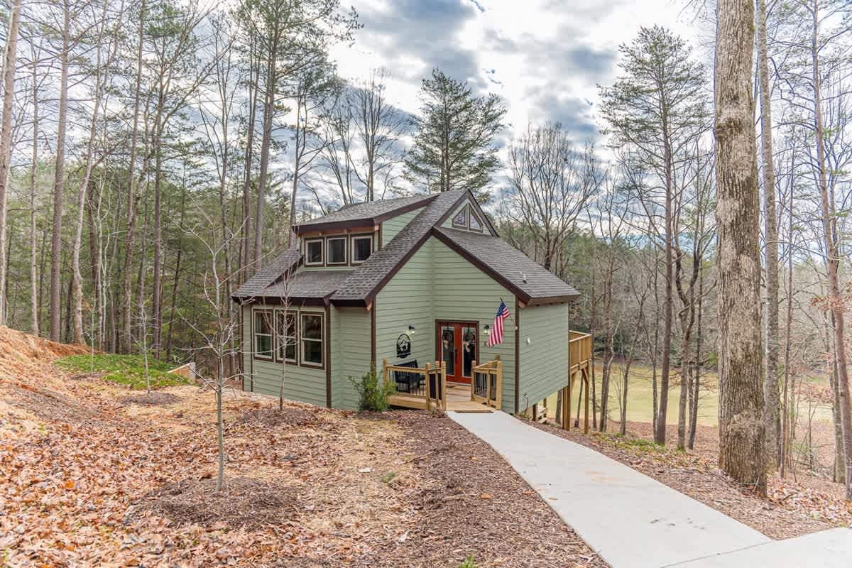 BEAR NAKED l LUXURY CABIN | SAUNA | HOT TUB |