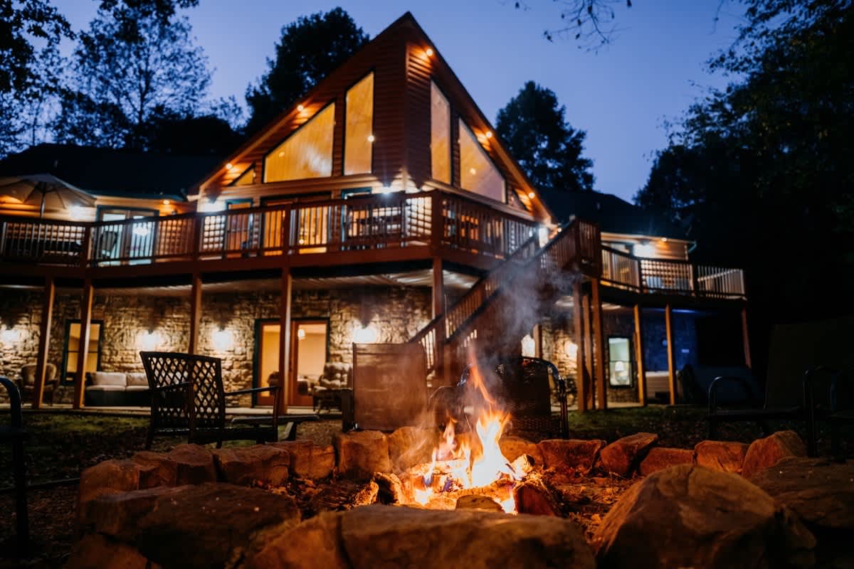 ALPINE RIVER ESCAPE - SECLUDED RIVERFRONT CABIN