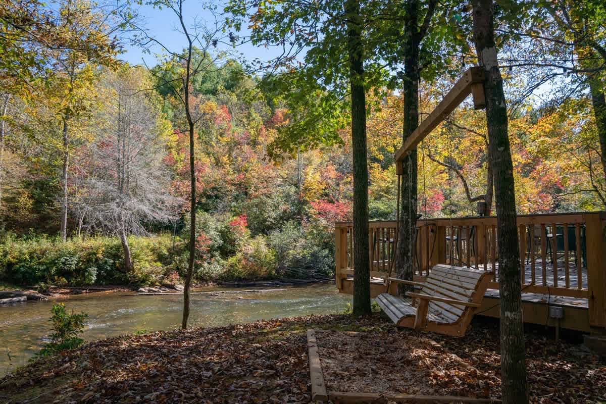 ALPINE RIVER ESCAPE - SECLUDED RIVERFRONT CABIN