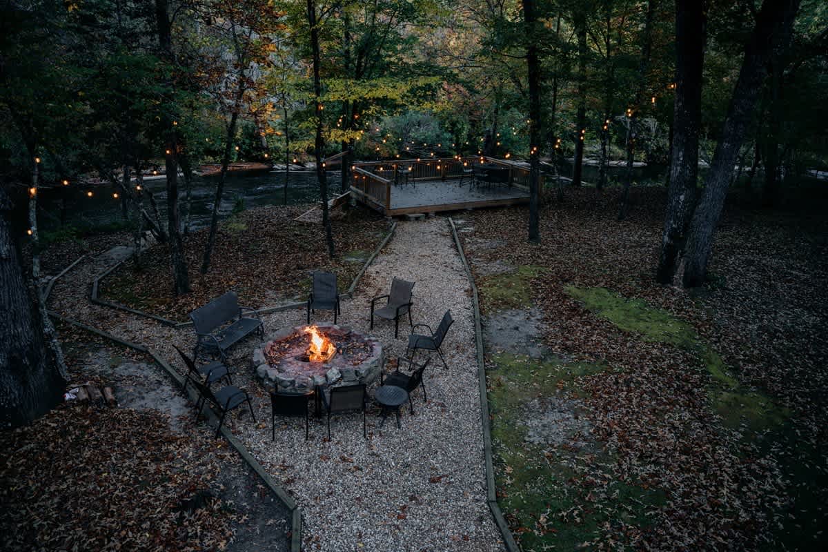 ALPINE RIVER ESCAPE - SECLUDED RIVERFRONT CABIN