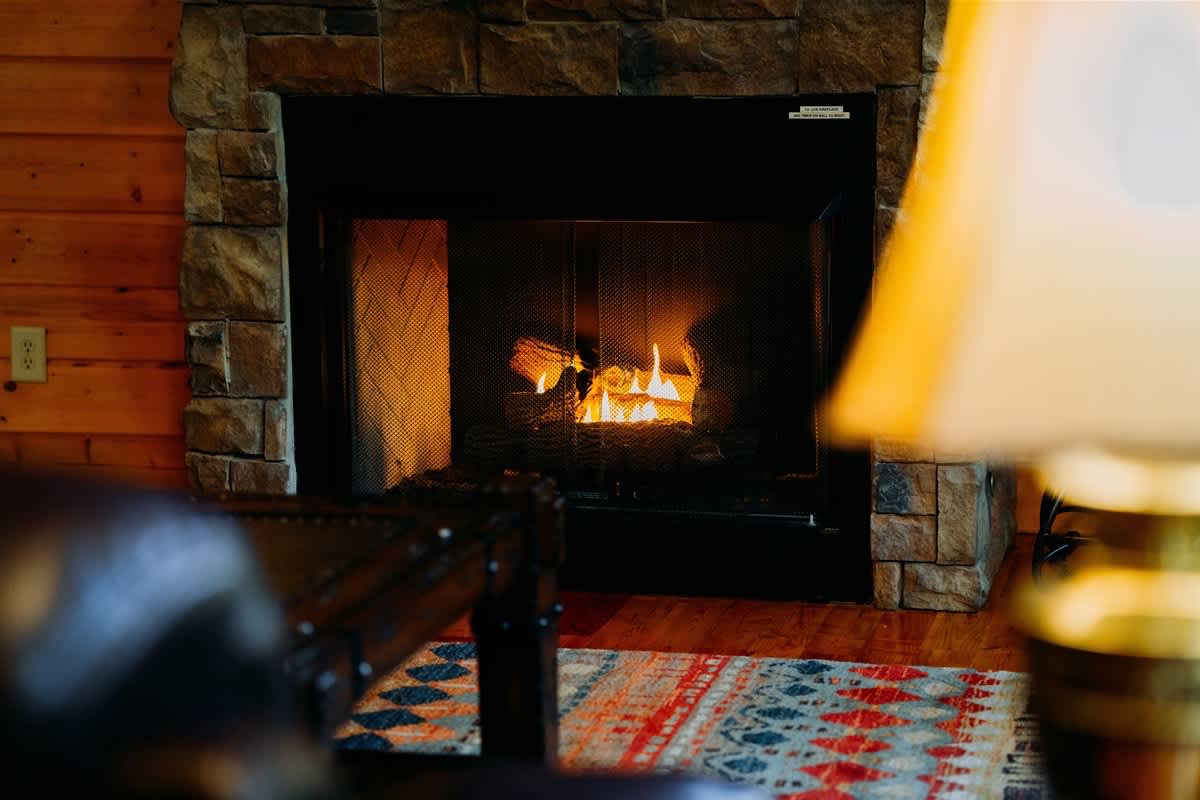 ALPINE RIVER ESCAPE - SECLUDED RIVERFRONT CABIN