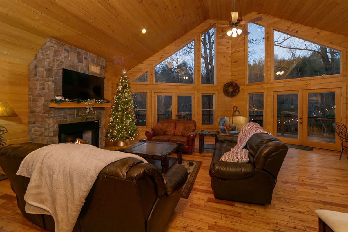 ALPINE RIVER ESCAPE - SECLUDED RIVERFRONT CABIN