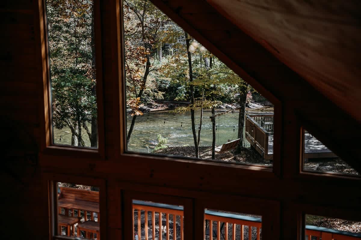 ALPINE RIVER ESCAPE - SECLUDED RIVERFRONT CABIN