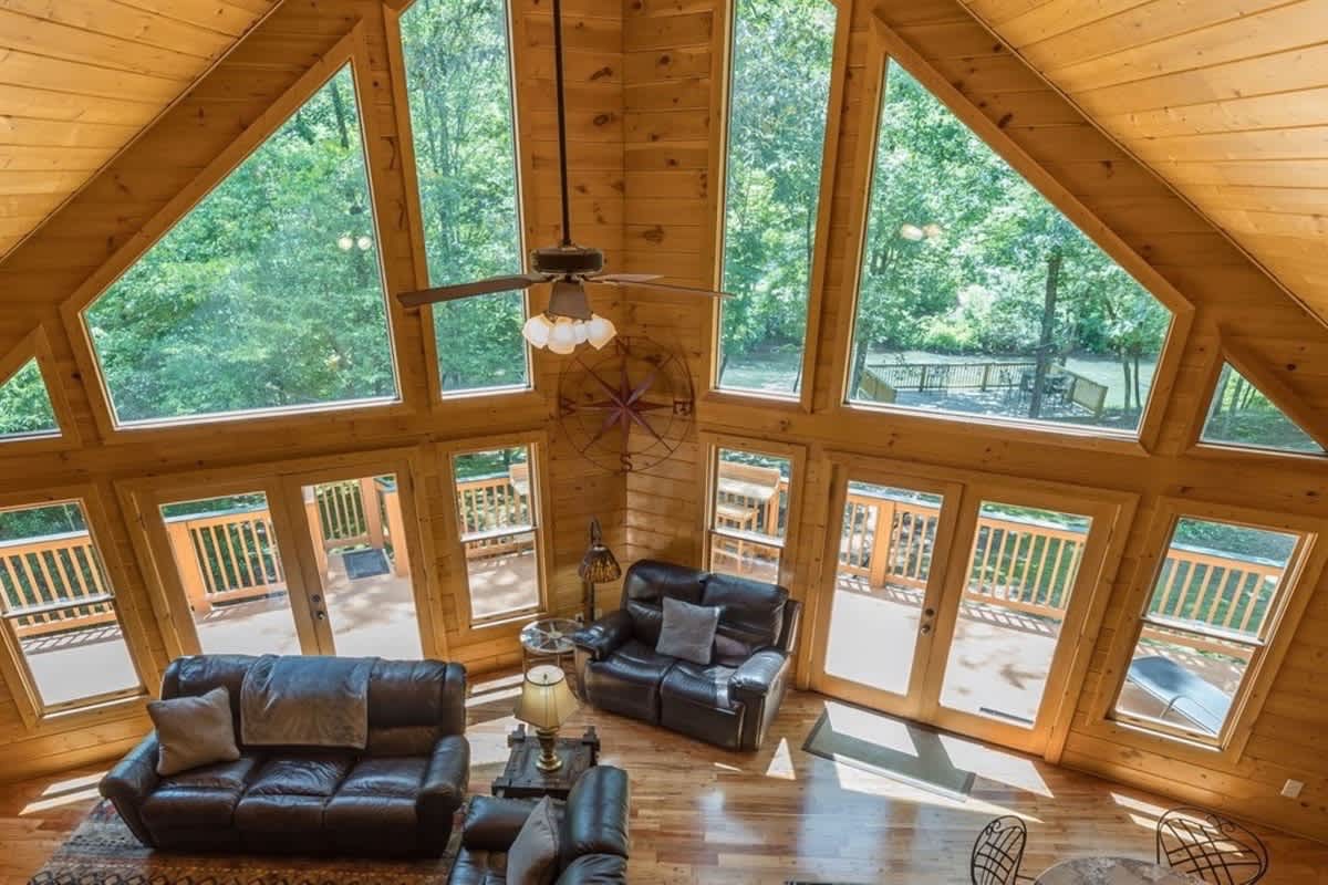 ALPINE RIVER ESCAPE - SECLUDED RIVERFRONT CABIN